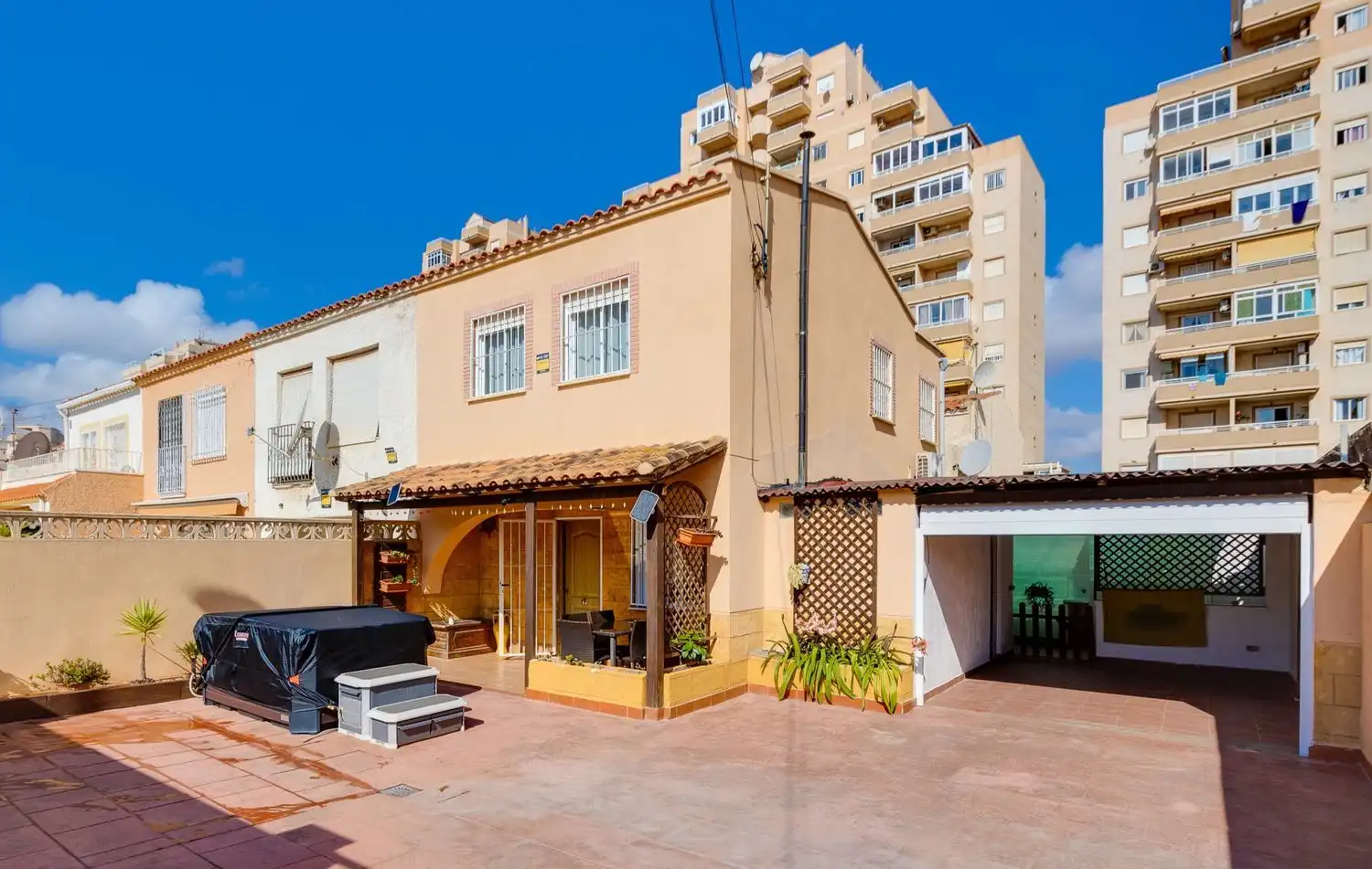 Casa bifamiliare con giardino in vendita a Calle Bella Antonia 137