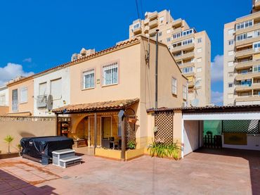 Casa aparellada amb jardí en venda a Calle Bella Antonia 137