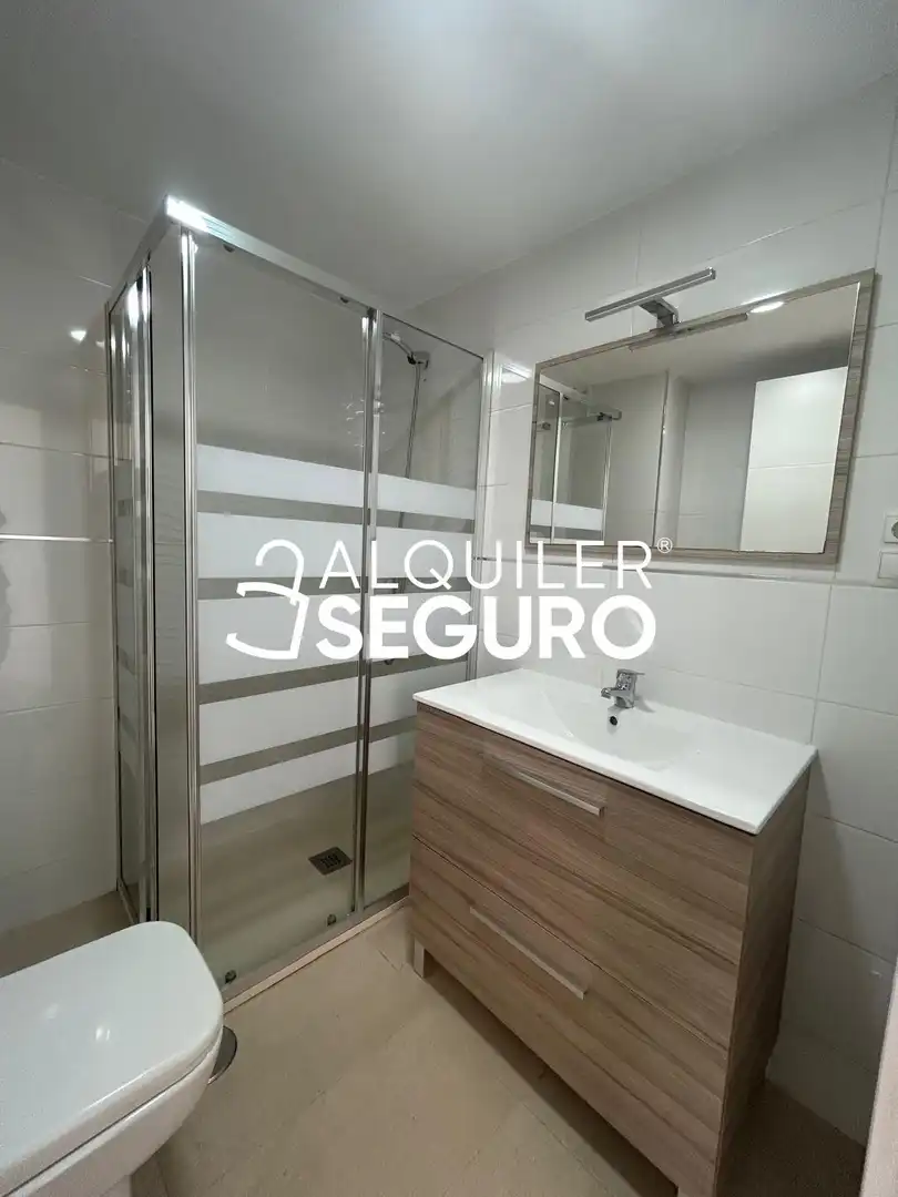 Bany de Pis de lloguer en Coslada amb Calefacció i Terrassa