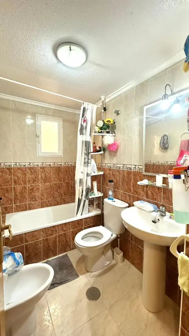 Badezimmer von Wohnung zum Verkauf in Torrevieja mit Möbliert