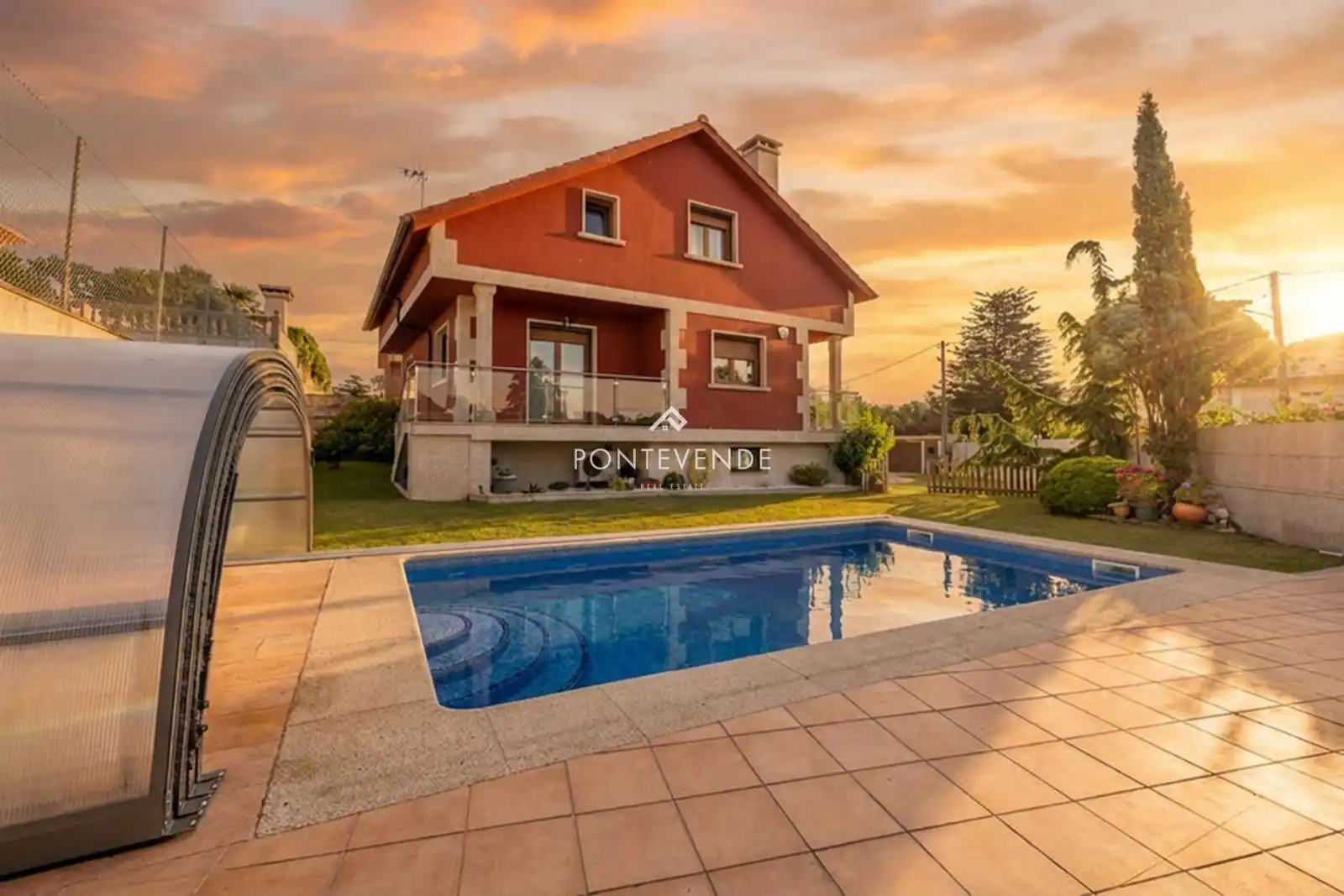 Vista exterior de Casa o xalet en venda en A Guarda   amb Calefacció, Terrassa i Piscina