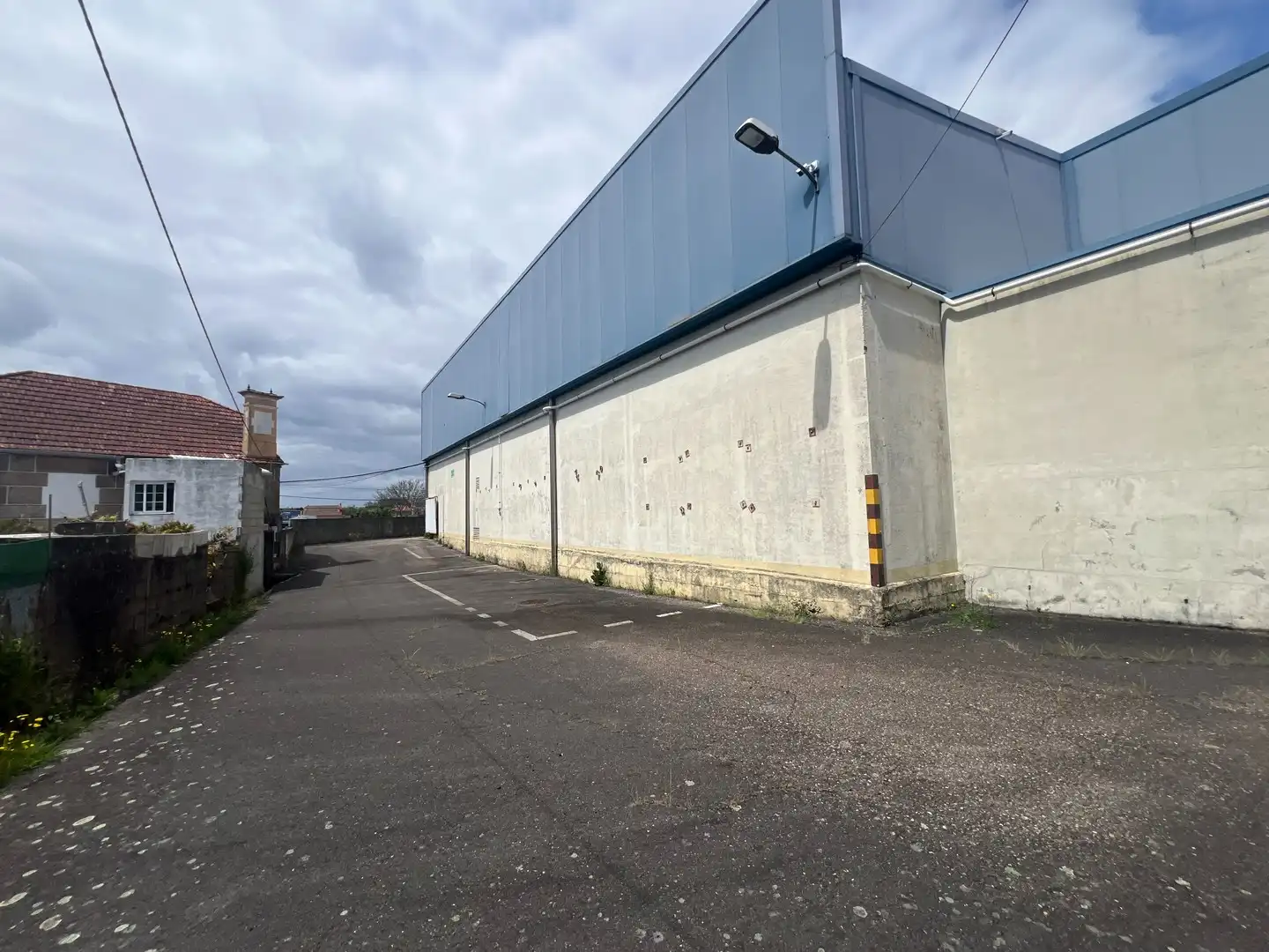 Vista exterior de Nave industrial de alquiler en Vigo  con Calefacción y Alarma