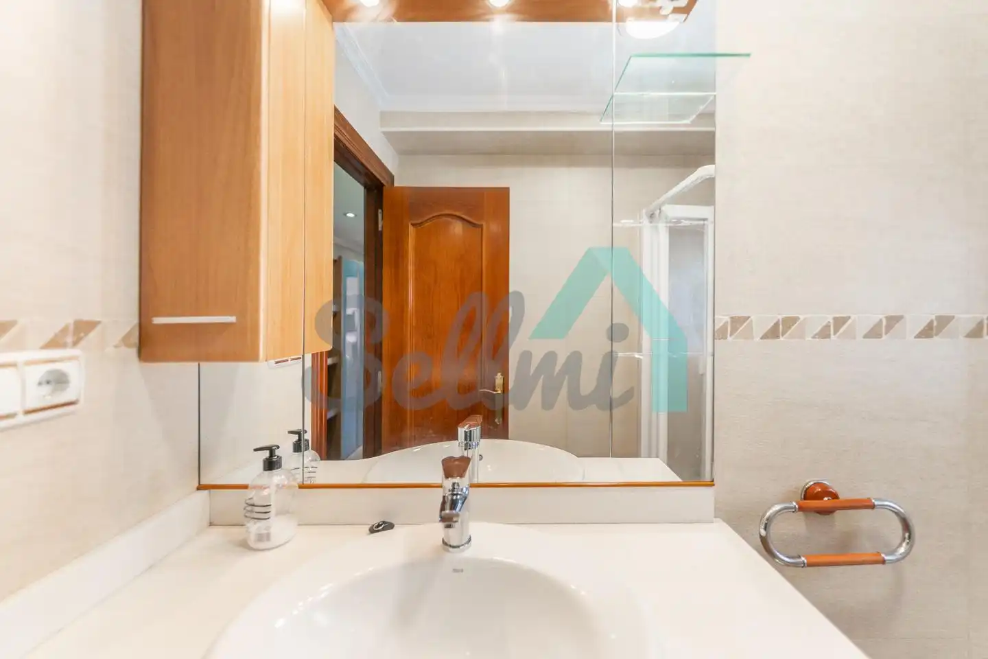Bathroom of Flat for rent in Gijón   with Heating, Furnished and Internet