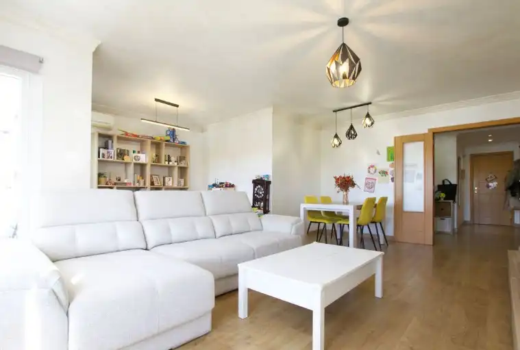 Wohnzimmer von Wohnung zum Verkauf in Marbella mit Klimaanlage, Heizung und Privatgarten