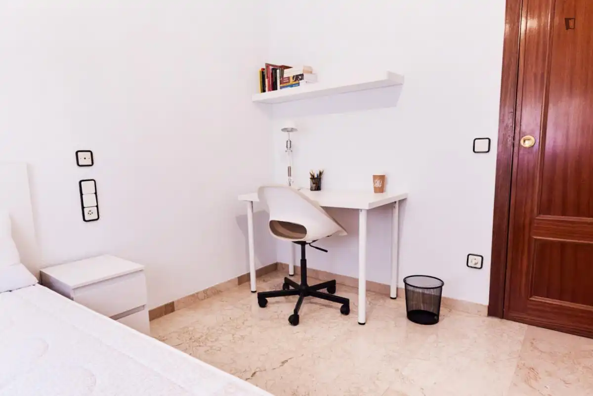 Room in Triana Este