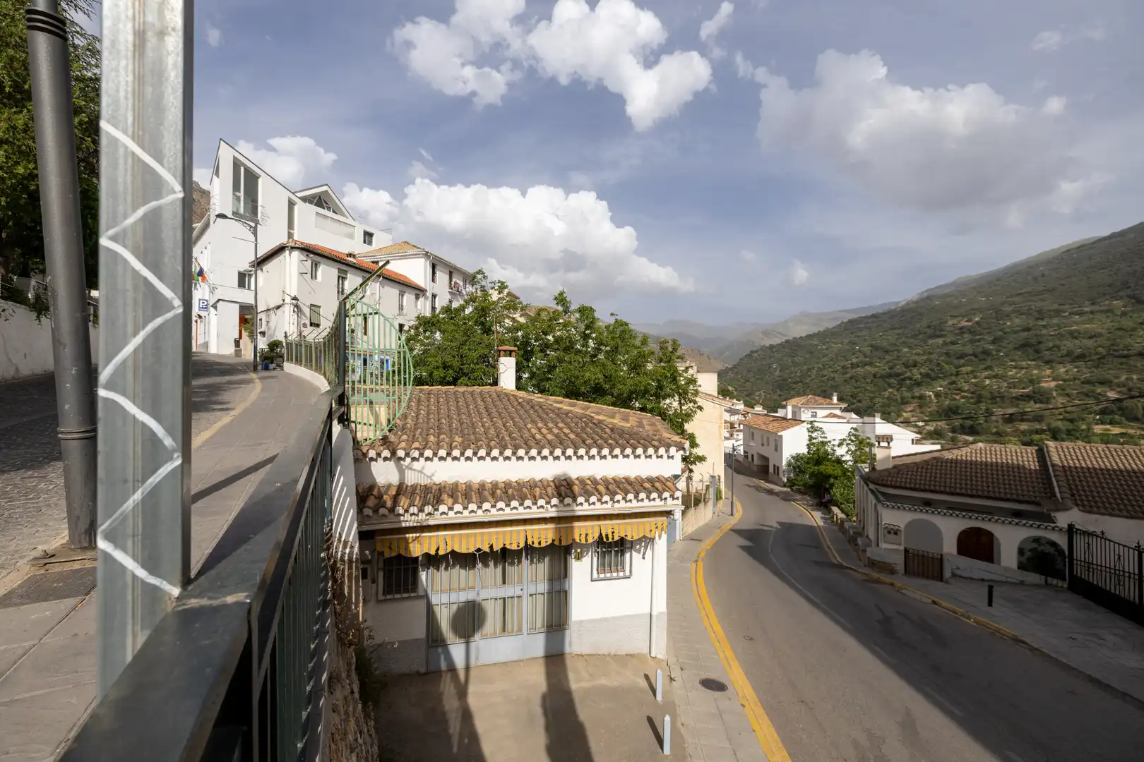 Vista exterior de Casa o xalet en venda en Güéjar Sierra amb Jardí privat i Moblat