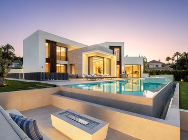 House with pool for sale in Marbella Centro