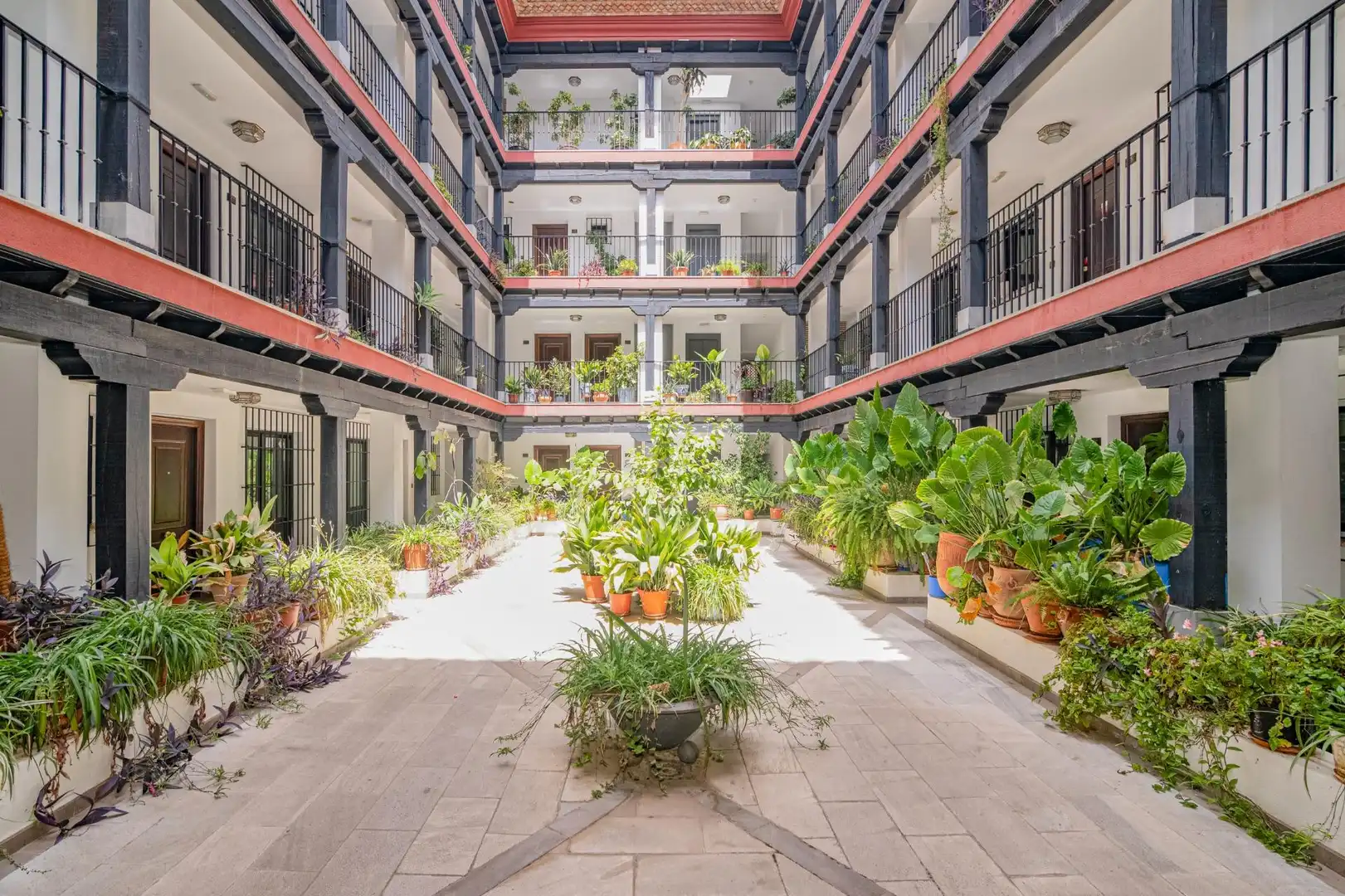 Vista exterior de Piso en venta en La Zubia con Calefacción y Balcón