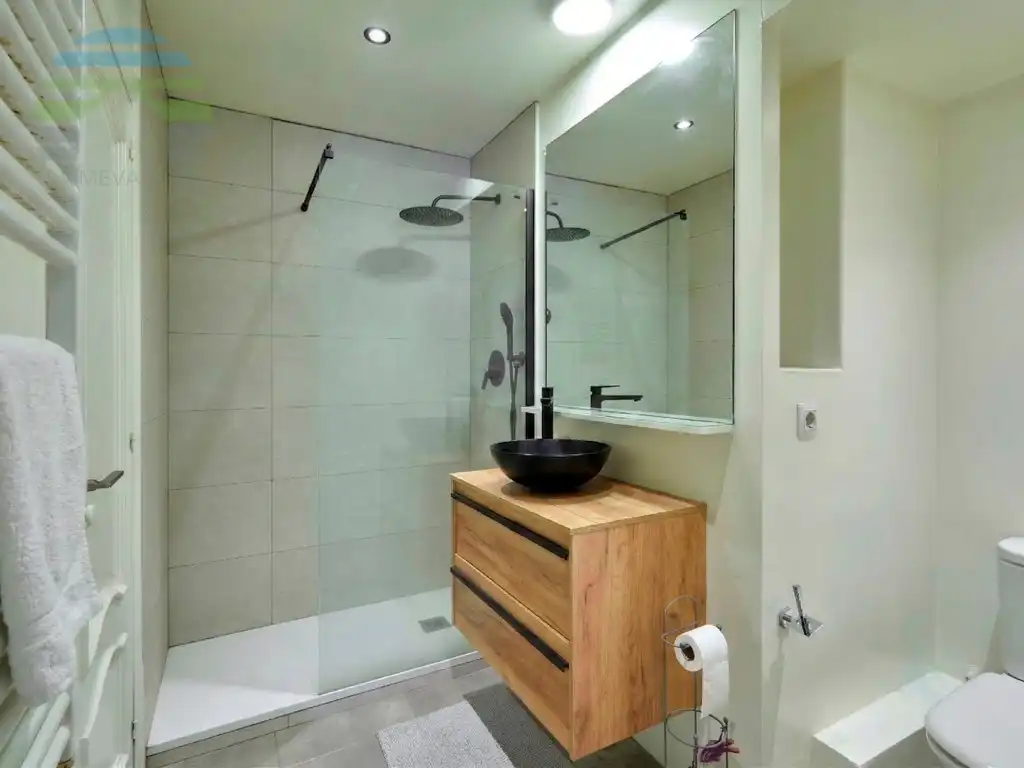 Badezimmer von Wohnung zum Verkauf in Barcelona mit Klimaanlage und Heizung