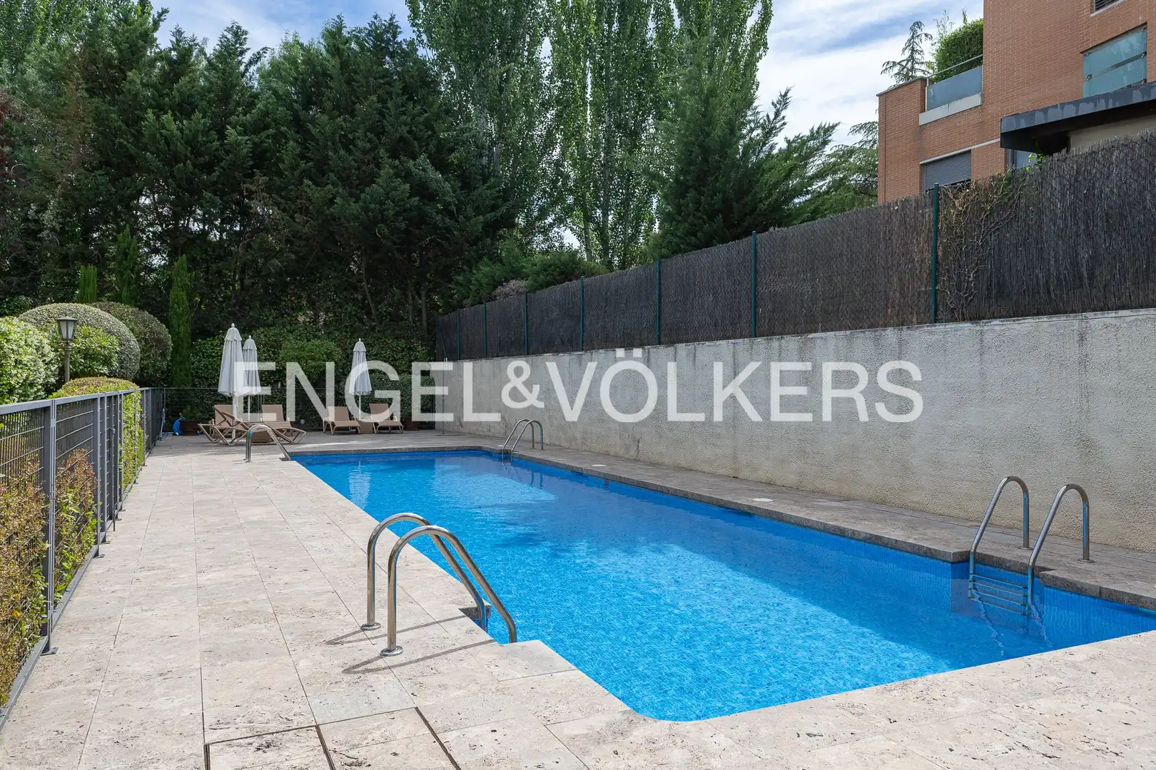 Piscina de Apartament de lloguer en Madrid amb Aire condicionat, Calefacció i Jardí privat
