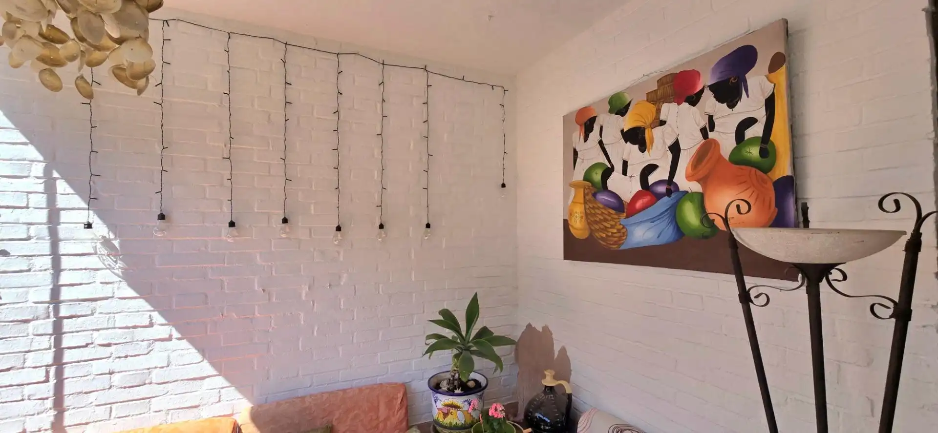 Sala d'estar de Planta baixa en venda en Marbella amb Aire condicionat, Jardí privat i Terrassa