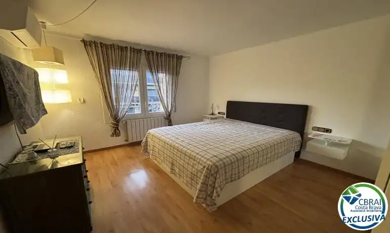 Dormitori de Apartament en venda en Roses amb Calefacció i Moblat