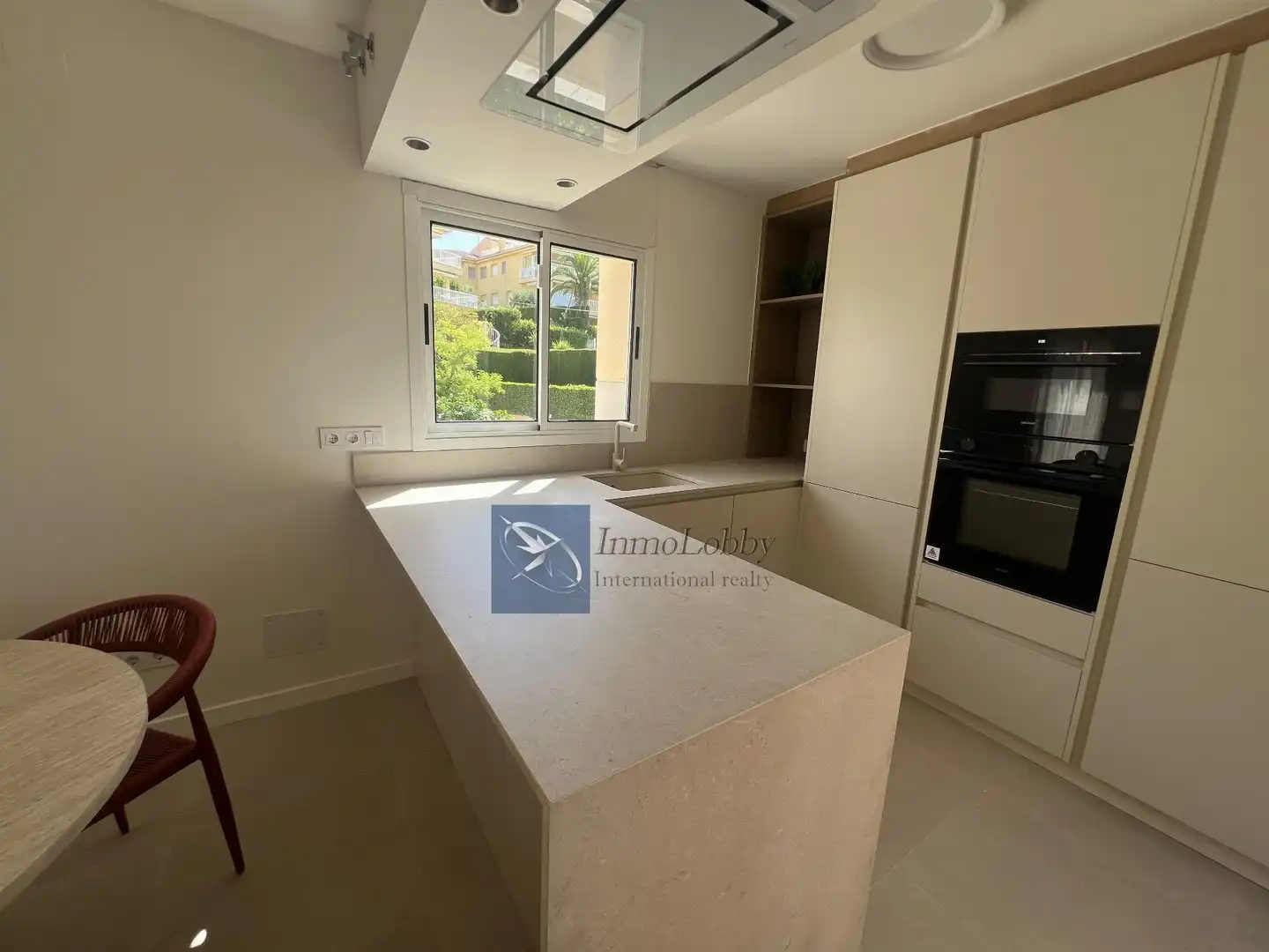 Cuina de Apartament de lloguer en Castell d'Aro, Platja d'Aro i s'Agaró amb Aire condicionat, Terrassa i Piscina comunitària