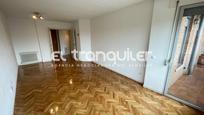 Living room of Flat to rent in Pozuelo de Alarcón  with Parquet flooring, Terrace and Swimming Pool