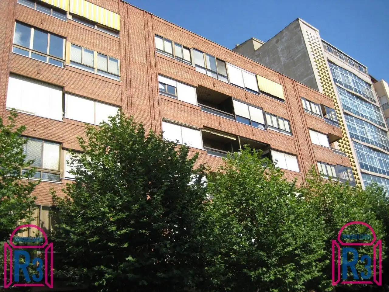 Außenansicht von Wohnung zur Miete in León Capital  mit Heizung, Terrasse und Abstellraum