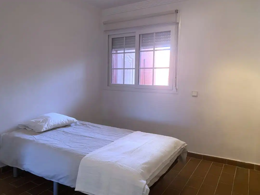 Schlafzimmer von Einfamilien-Reihenhaus zum Verkauf in Sotogrande mit Klimaanlage, Heizung und Privatgarten