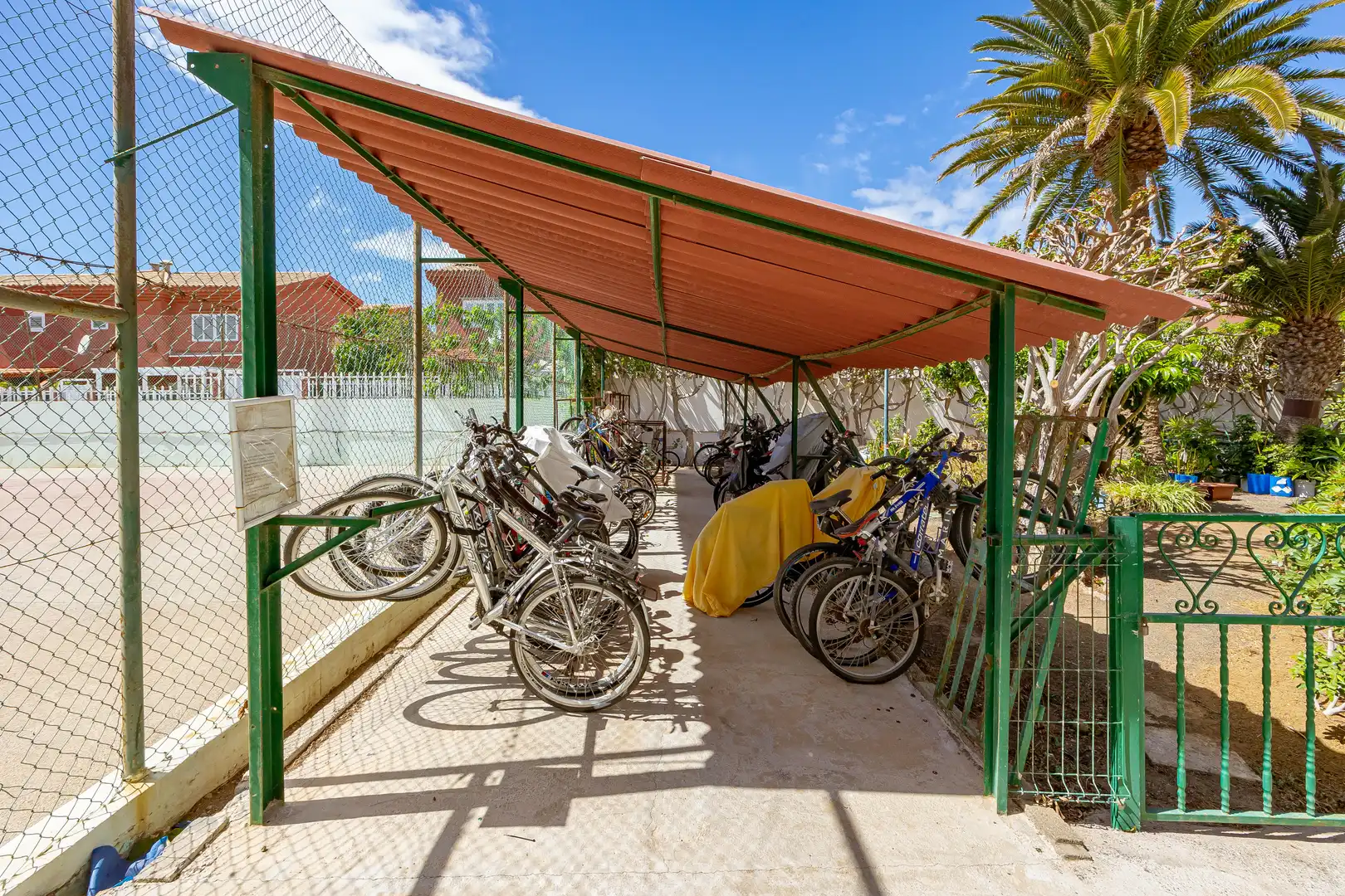 Parking de Piso en venta en San Bartolomé de Tirajana con Terraza, Piscina y Amueblado