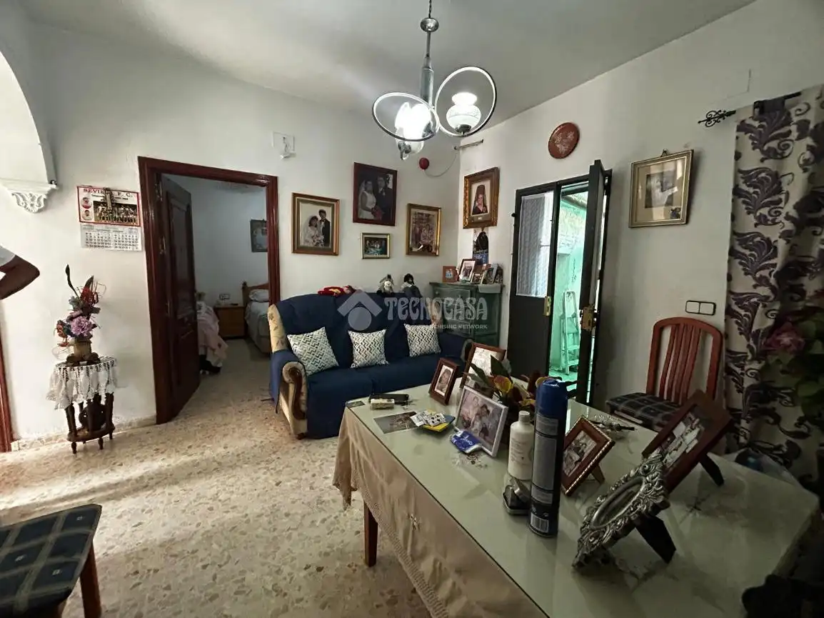 Wohnzimmer von Einfamilien-Reihenhaus zum Verkauf in La Rinconada mit Klimaanlage und Heizung