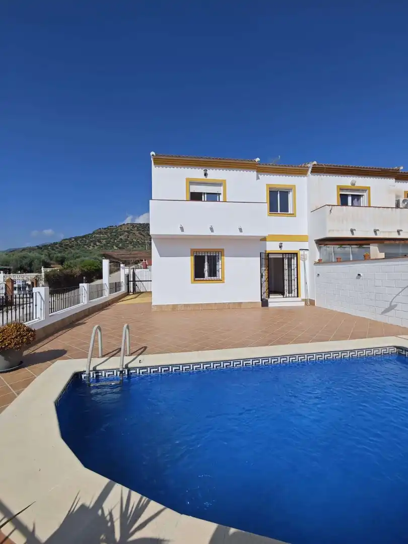 Xalet amb piscina en venda a Alcaucín