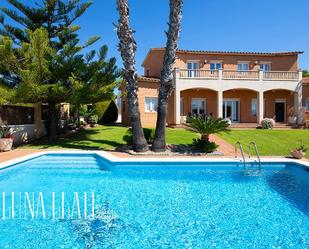 Vista exterior de Casa o xalet en venda en Calafell amb Calefacció, Jardí privat i Piscina