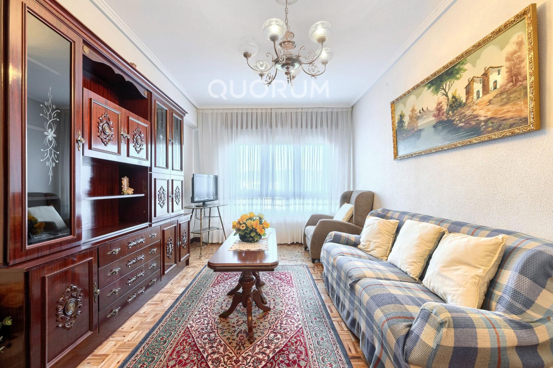 Sala de estar de Piso en venta en Basauri  con Calefacción, Trastero y Amueblado