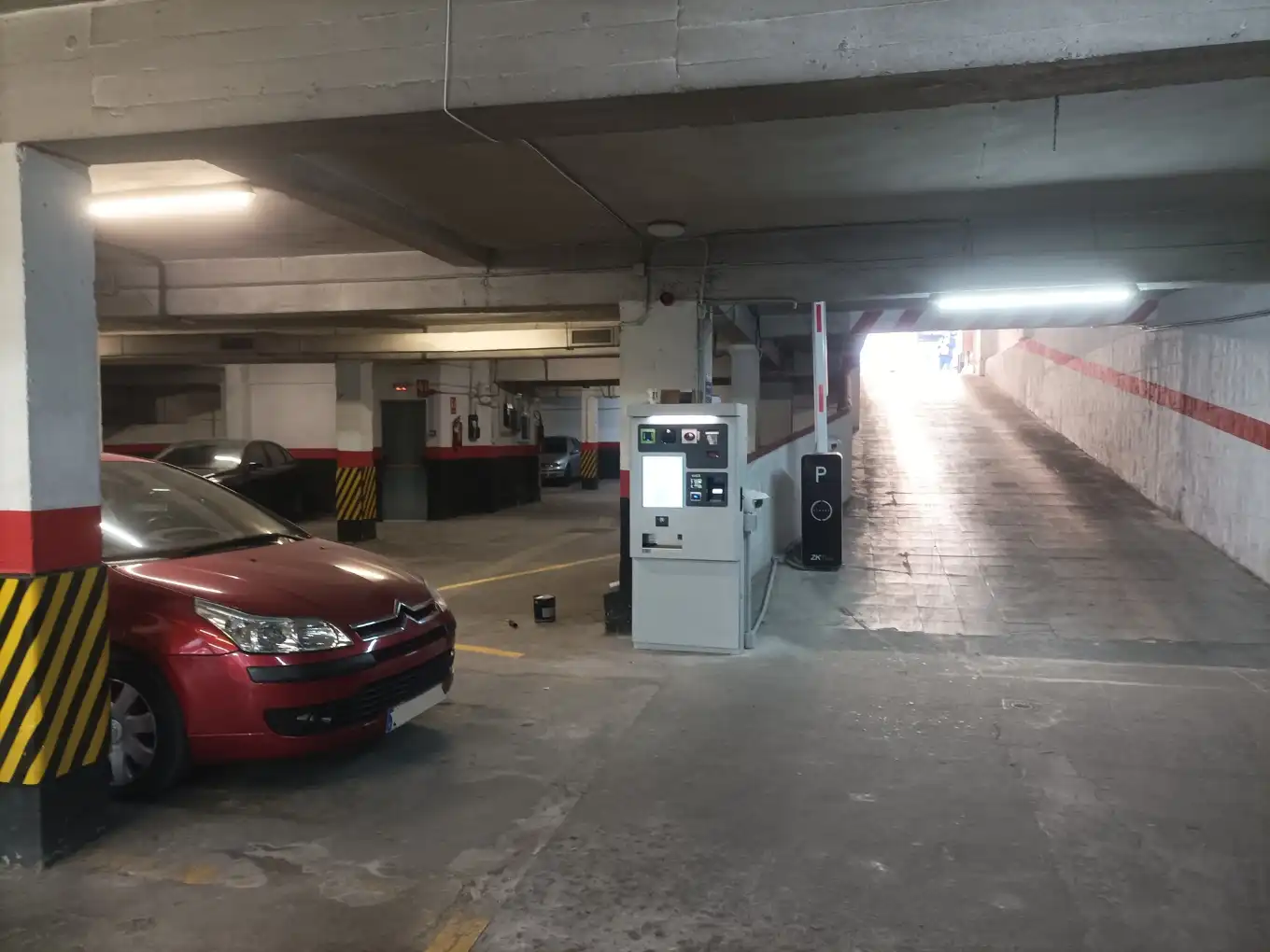 Parkplatz von Garage zur Miete in Madrid mit Alarm