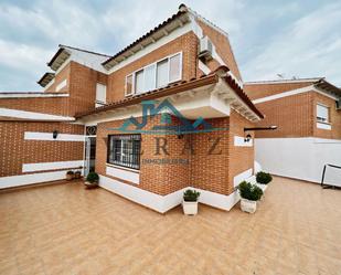 Vista exterior de Casa adosada en venda en Calera y Chozas amb Aire condicionat i Traster