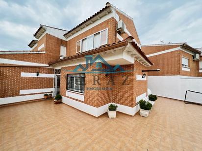 Vista exterior de Casa adosada en venda en Calera y Chozas amb Aire condicionat i Traster