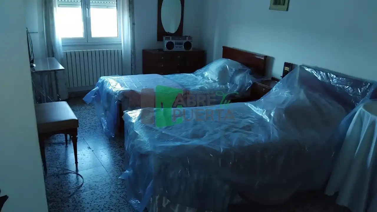 Habitación de Piso en venta en Ourense Capital  con Calefacción, Trastero y Amueblado