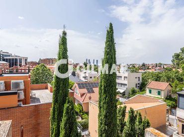 Semi-detached house with garden for sale in Hortaleza