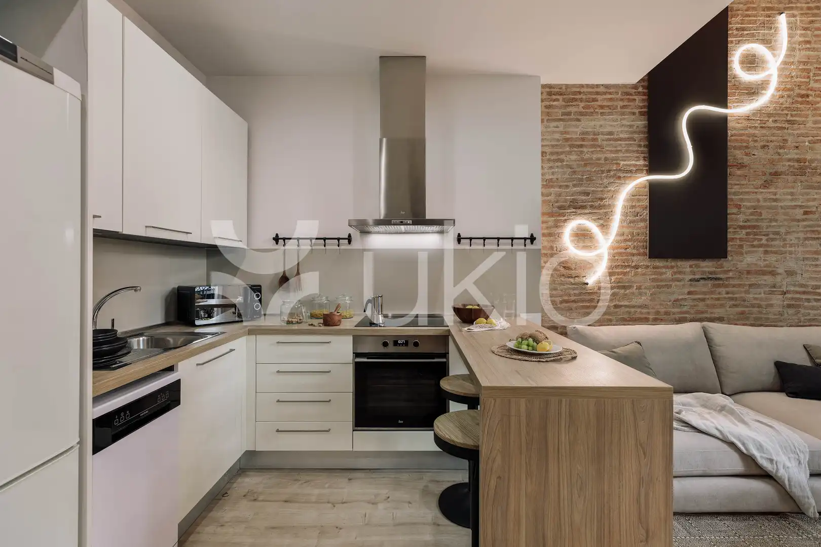 Cuina de Apartament de lloguer en Barcelona amb Aire condicionat, Calefacció i Moblat