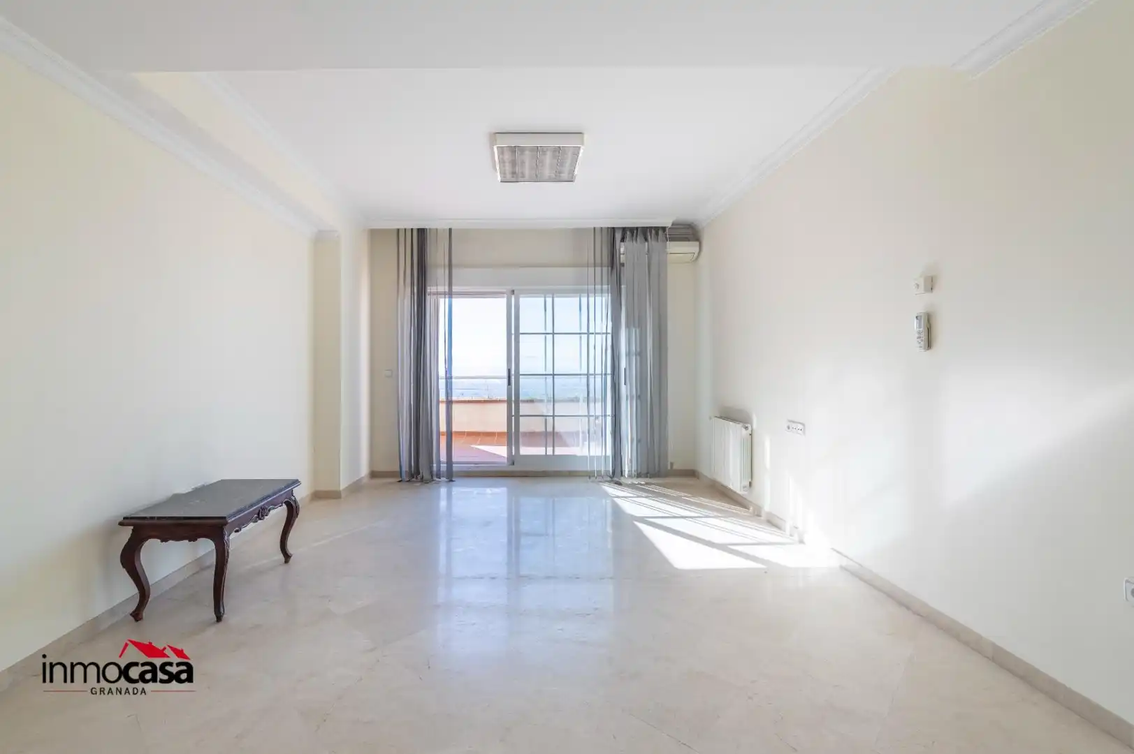 Sala d'estar de Casa adosada en venda en Granada amb Terrassa