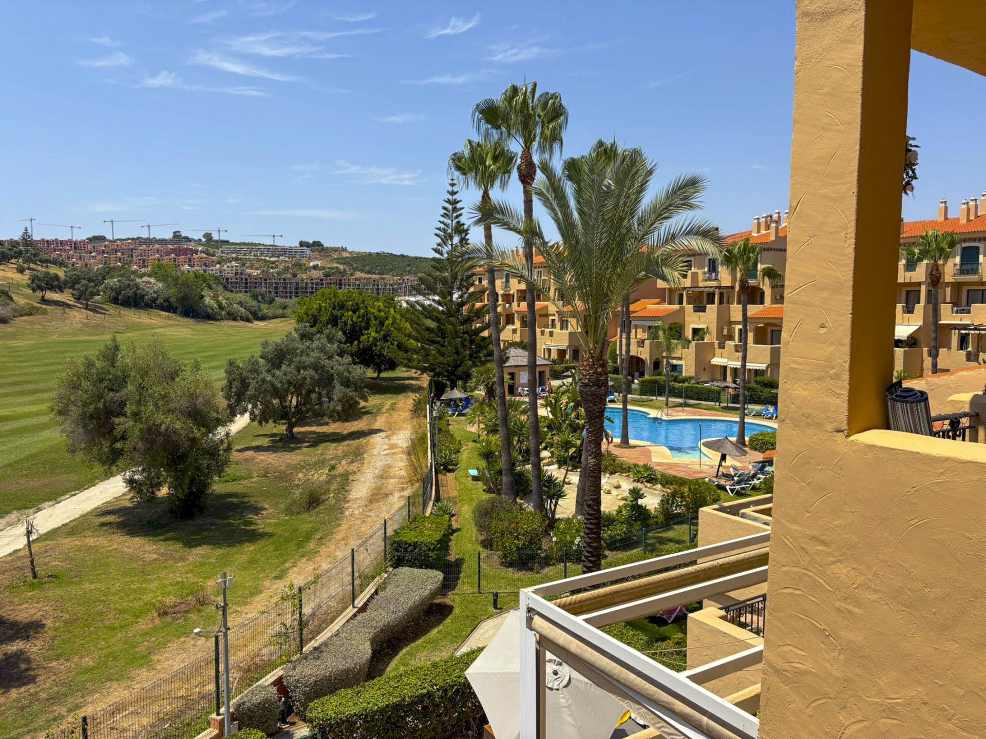Vista exterior de Dúplex en venda en Manilva amb Terrassa, Piscina i Moblat