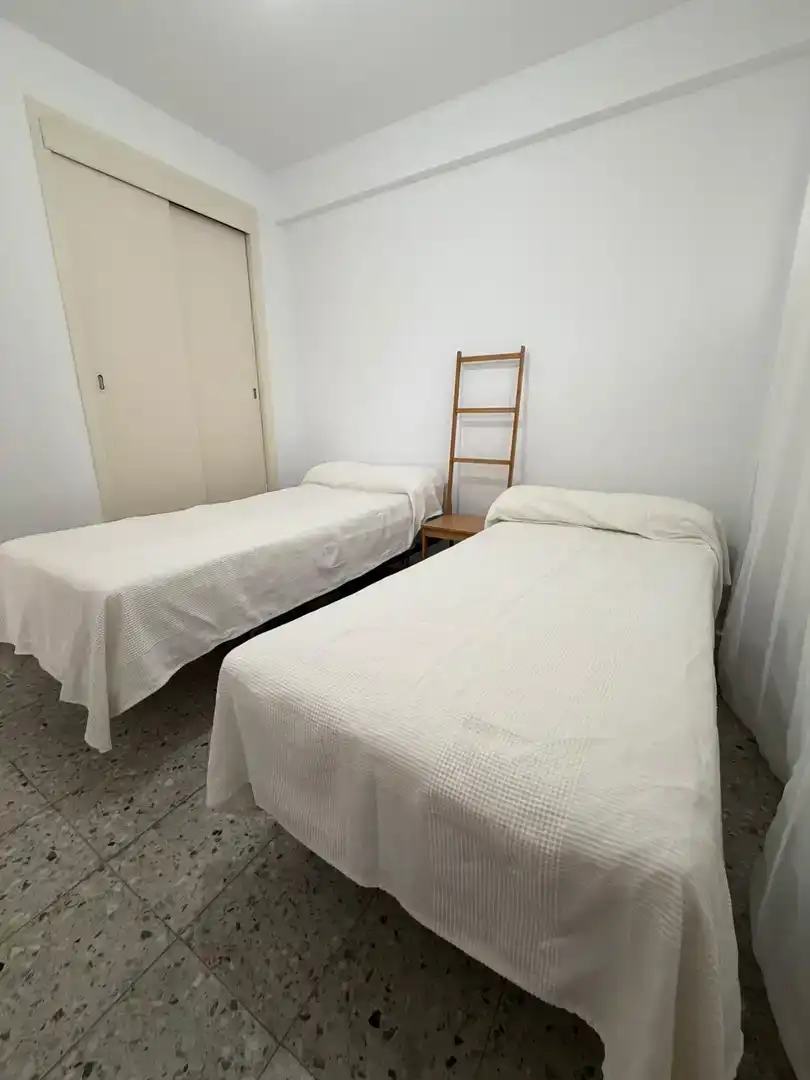 Dormitori de Pis de lloguer en Torremolinos amb Jardí privat, Piscina i Moblat