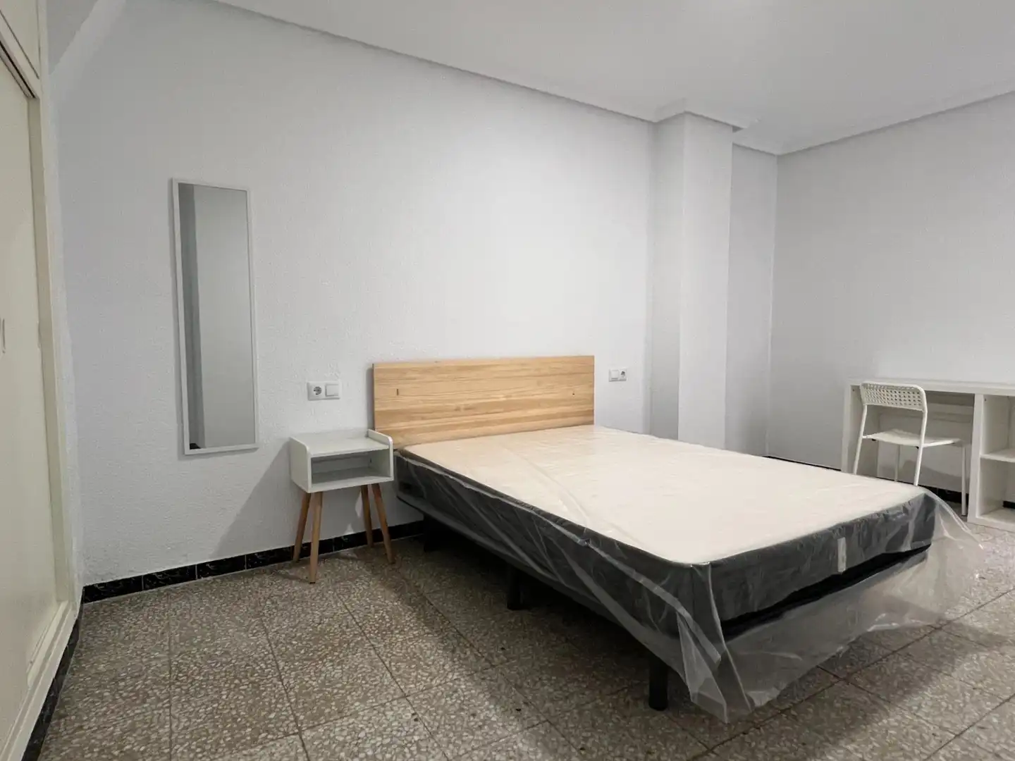 Habitación de Piso de alquiler en Elche / Elx con Amueblado y Balcón