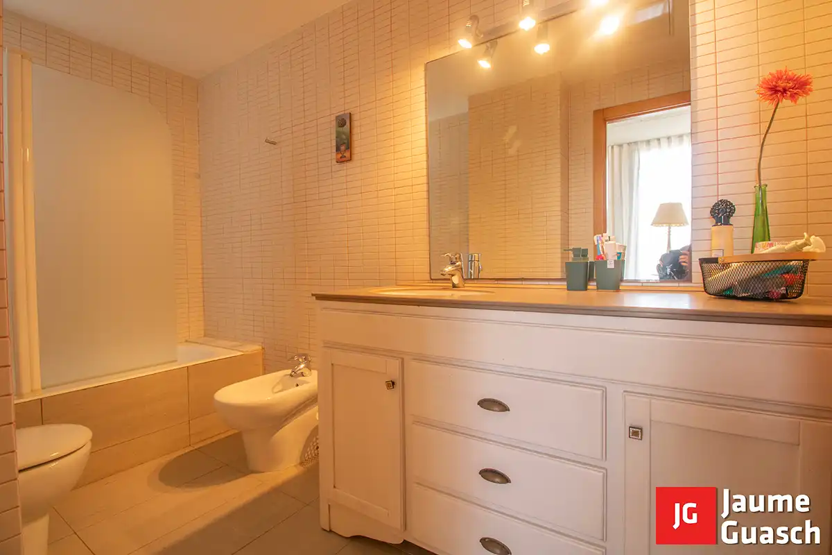 Badezimmer von Dachboden zum Verkauf in Torredembarra mit Klimaanlage, Heizung und Terrasse