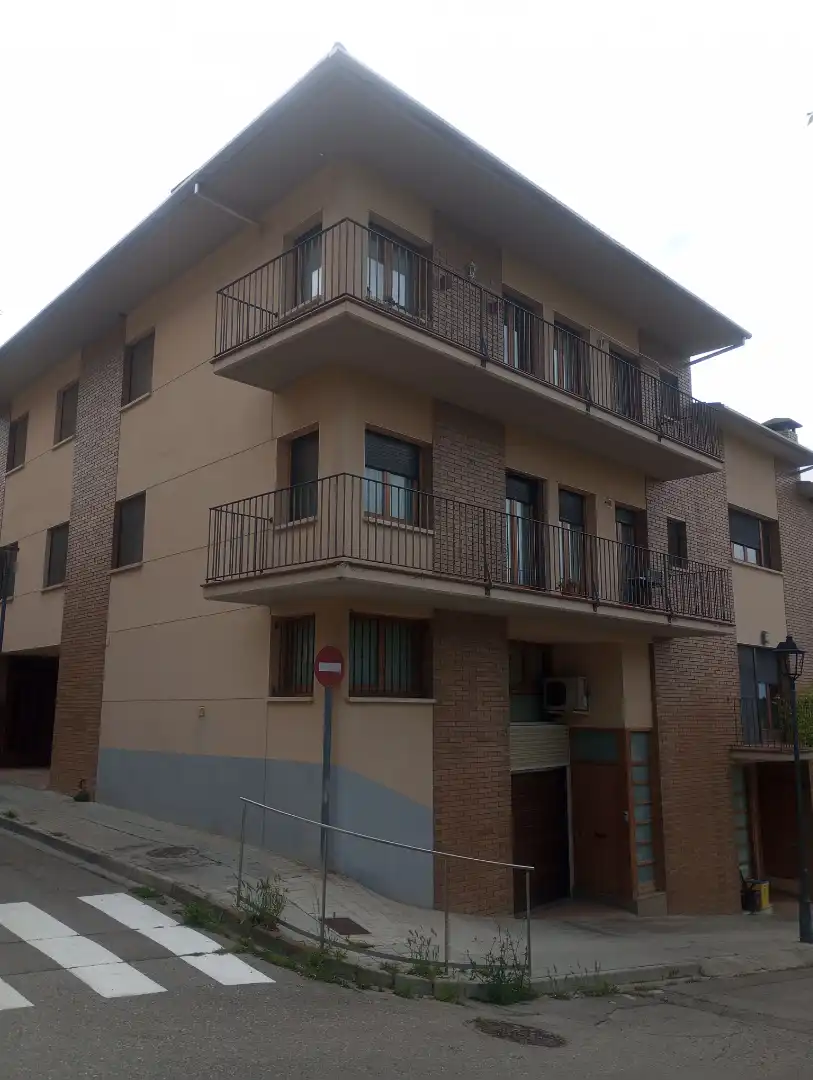 Vista exterior de Dúplex en venta en Avià con Calefacción, Horno y Balcón