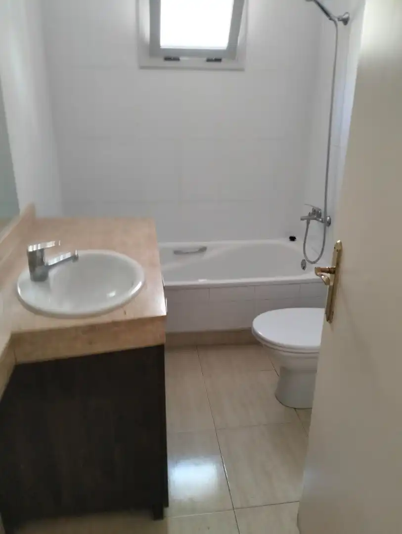 Baño de Piso de alquiler en Barcelona con Calefacción, Terraza y Horno