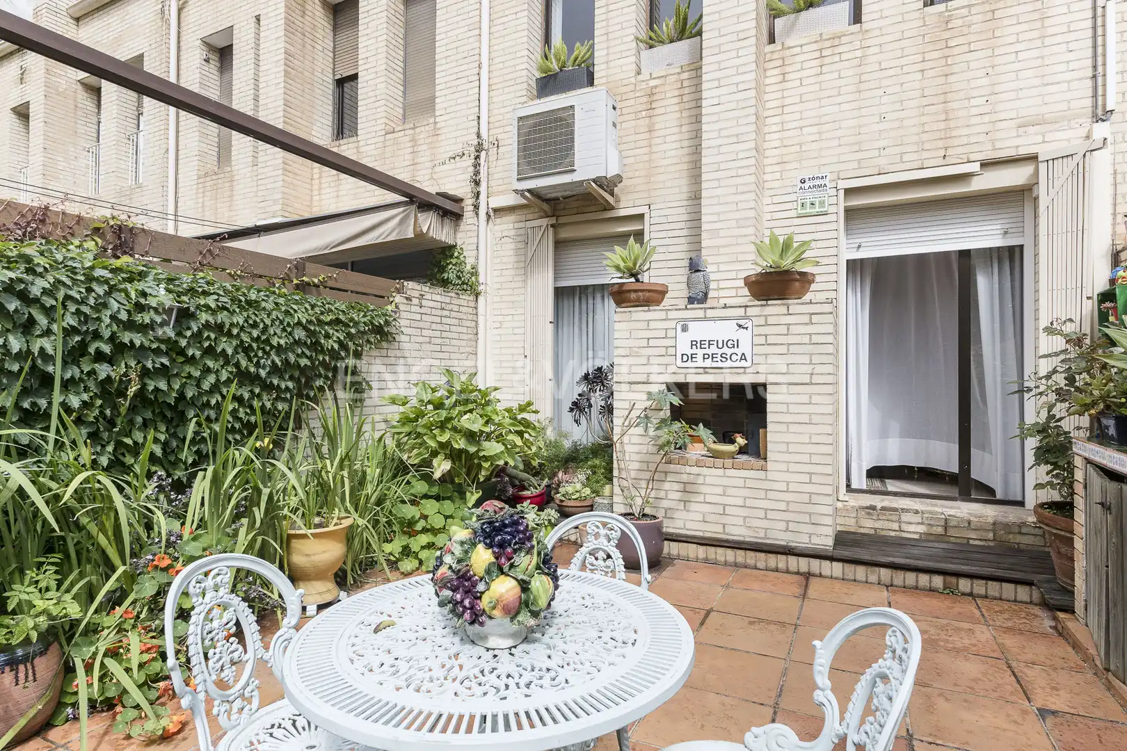 Terrasse von Einfamilien-Reihenhaus zum Verkauf in Barcelona mit Heizung, Privatgarten und Parkett