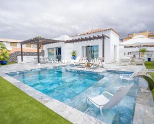 Vista exterior de Casa o xalet en venda en Adeje amb Aire condicionat, Terrassa i Piscina