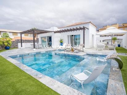 Vista exterior de Casa o xalet en venda en Adeje amb Aire condicionat, Terrassa i Piscina