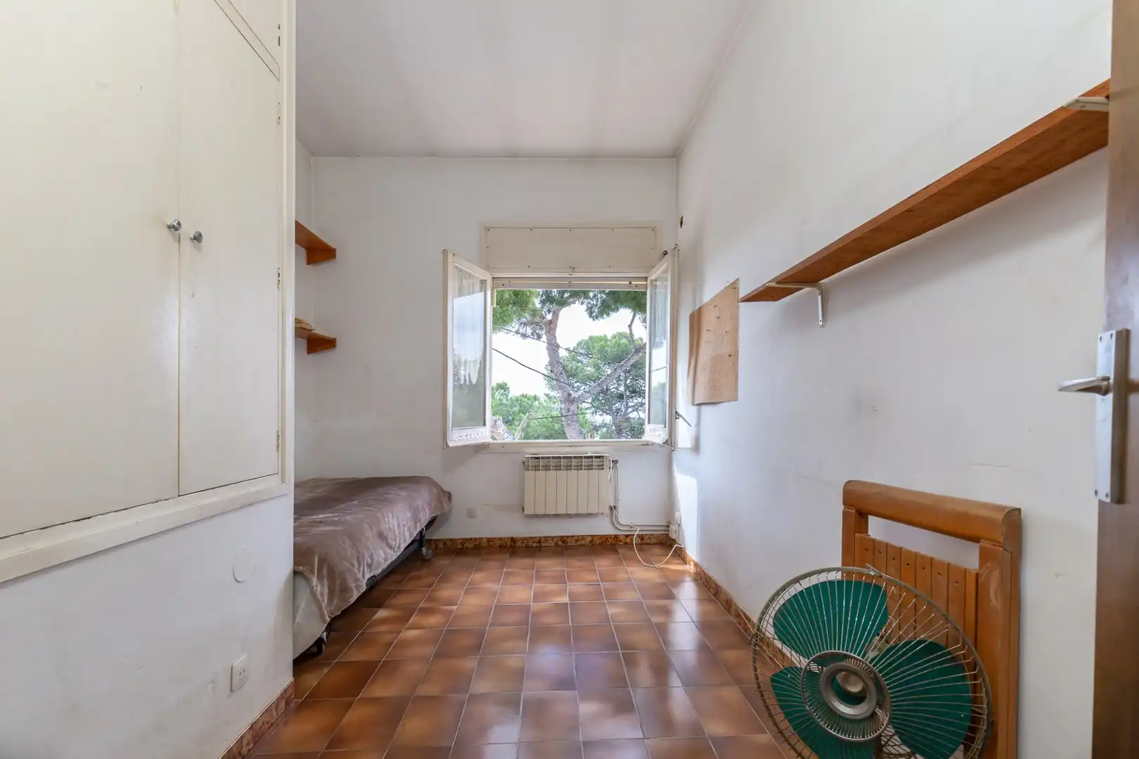 Habitación de Casa adosada en venta en Esplugues de Llobregat con Calefacción, Terraza y Alarma