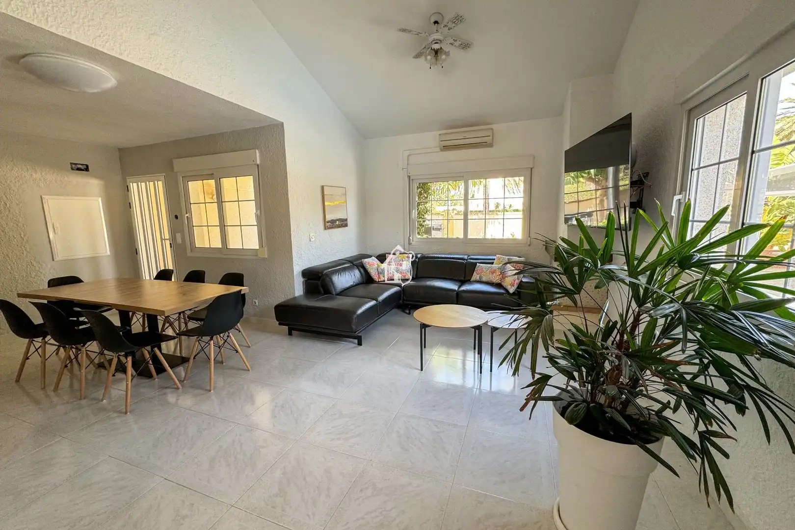 Sala d'estar de Casa o xalet de lloguer en Orihuela amb Aire condicionat, Jardí privat i Terrassa