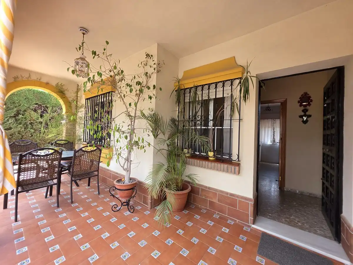 Chalet con piscina en venta en Palomares del Río, imagen 3