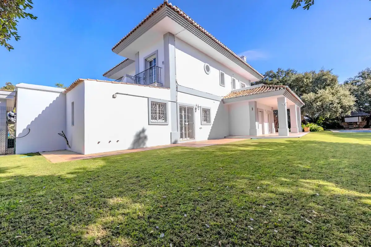 Vista exterior de Casa o xalet en venda en Sotogrande amb Aire condicionat, Jardí privat i Terrassa