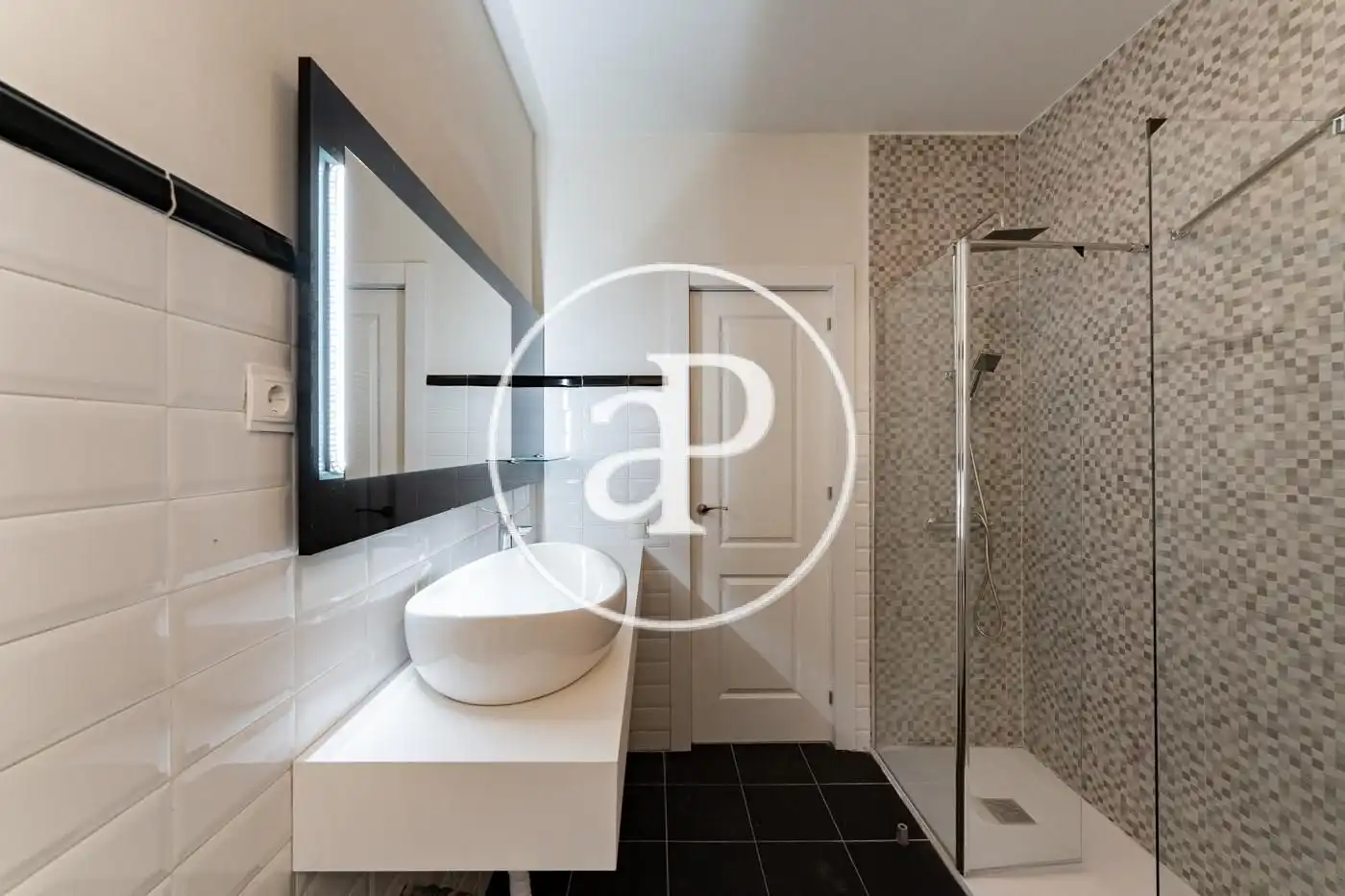 Bathroom of Flat for rent in Madrid  with Air Conditioner, Heating and Balcony