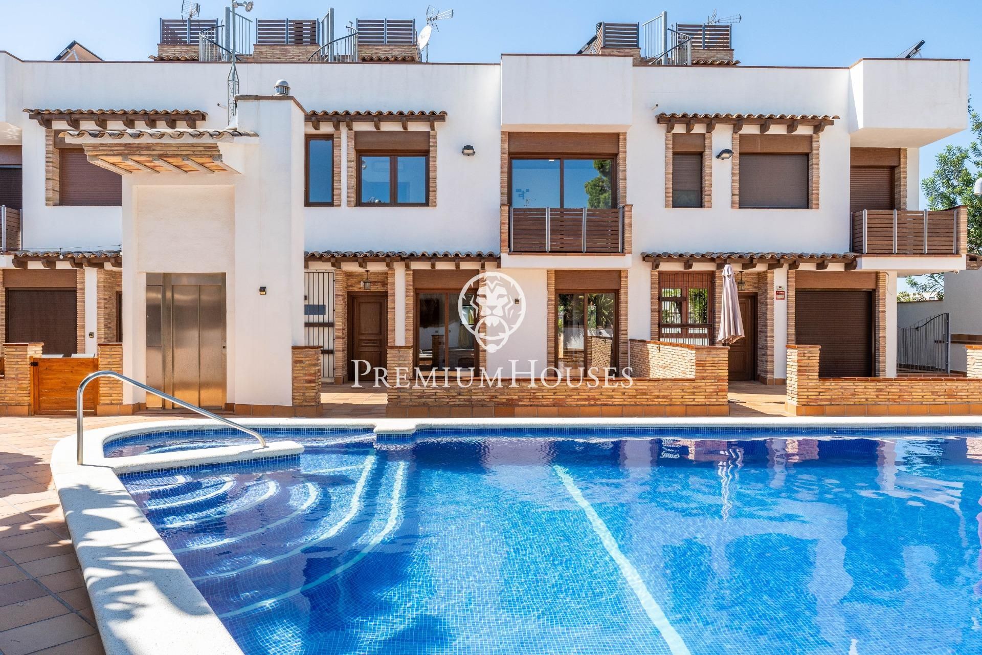Exterior view of Single-family semi-detached for sale in Vilanova i la Geltrú  with Air Conditioner, Heating and Private garden