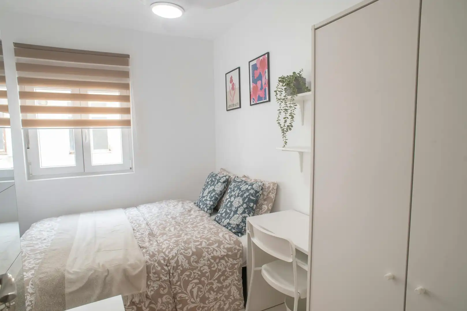 Schlafzimmer von Wohnung zur untervermieten in Valencia mit Waschmaschine