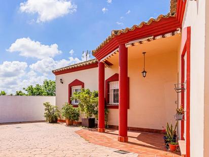 Vista exterior de Casa o xalet en venda en Chiclana de la Frontera amb Jardí privat i Terrassa