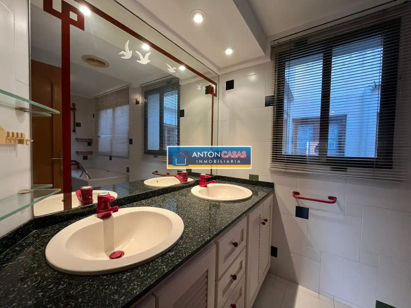 Badezimmer von Dachboden zum Verkauf in Elda mit Balkon und Alarm